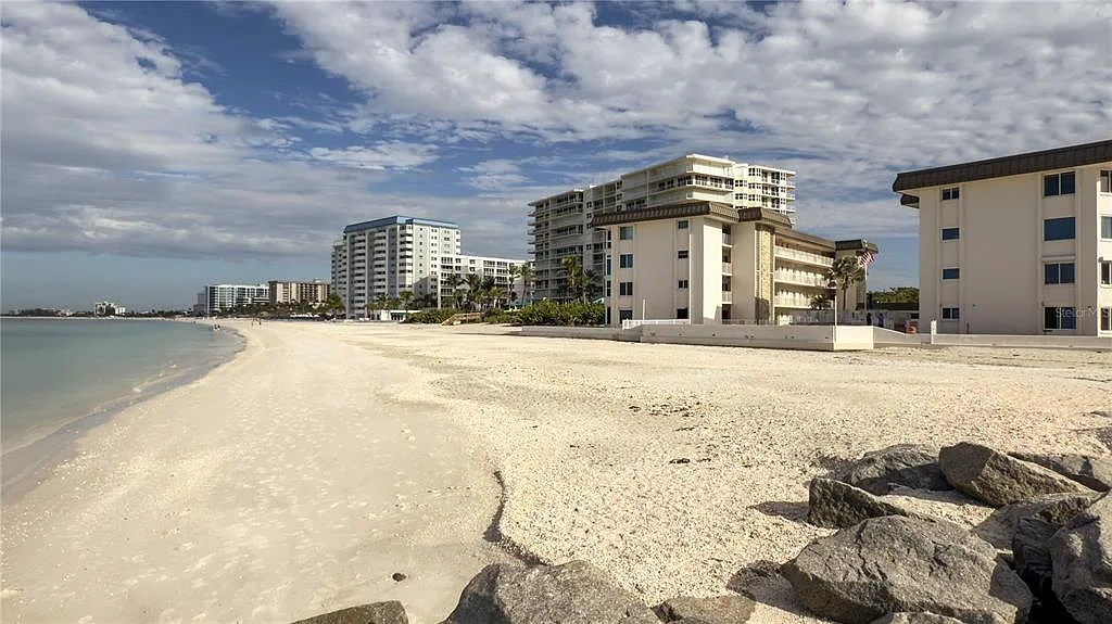 2 bed, 2.0 bath, 981 sqft, $8,000 — Photo 1