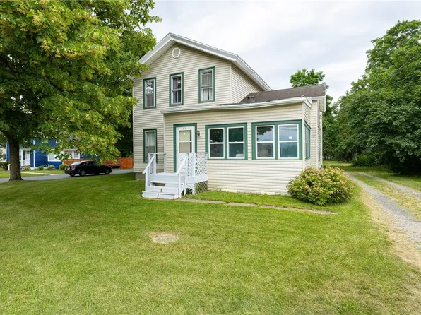 140 Hook Rd, Farmington, NY 14425