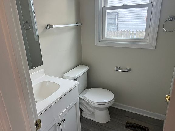 5th image of 901 Carolina St