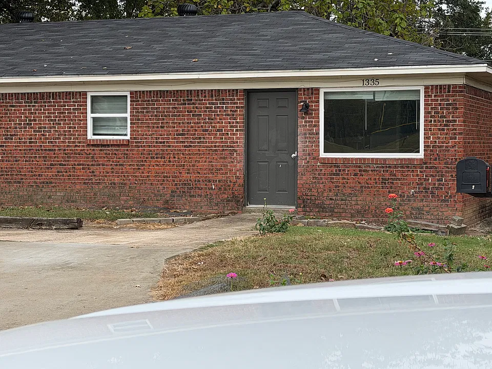 1335 Bean St