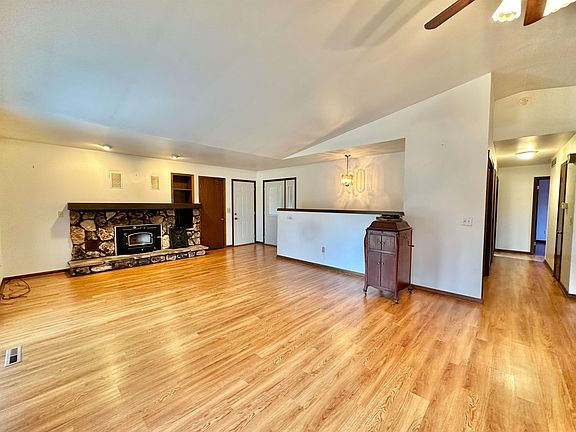 4th image of 404 Longwood Dr