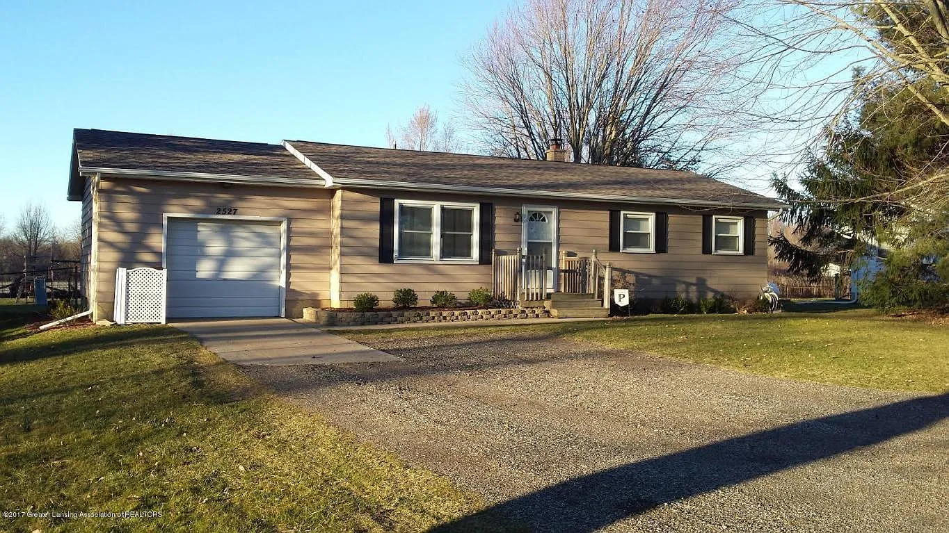 2527 Island Hwy photo 1