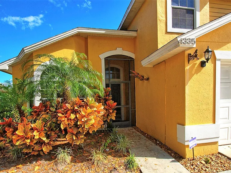 4335 Creekside Blvd — Photo 2
