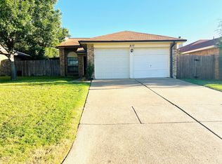 217 Blueleaf Dr, Arlington, TX 76018