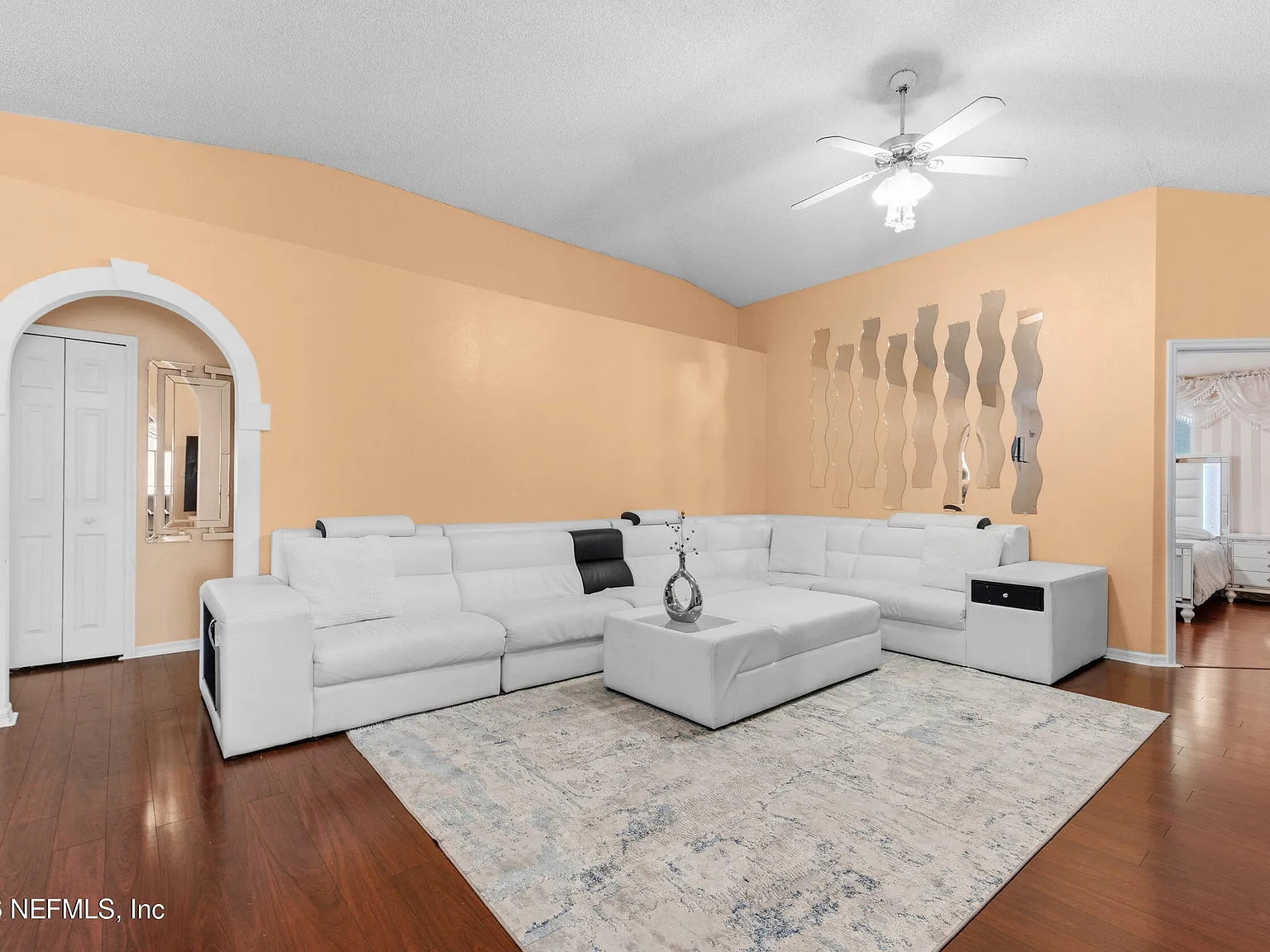 3 bed, 2.0 bath, 1632 sqft, $2,400 — Photo 4