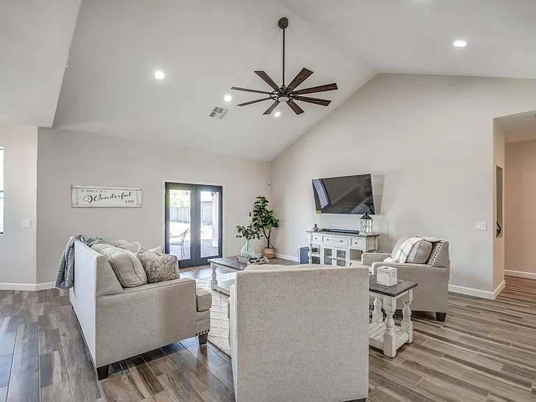 3216 E Sunnyside Ln — Photo 20