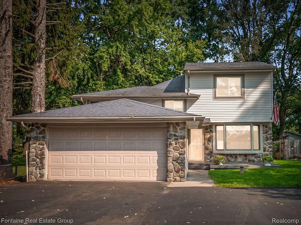 1st image of 294 Oriole St