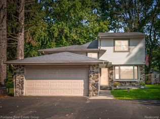 294 Oriole St, Commerce Township, MI 48382