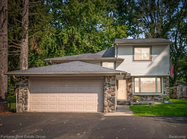 294 Oriole St, Commerce Township, MI 48382