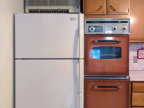 5th image of 619 N Spring St