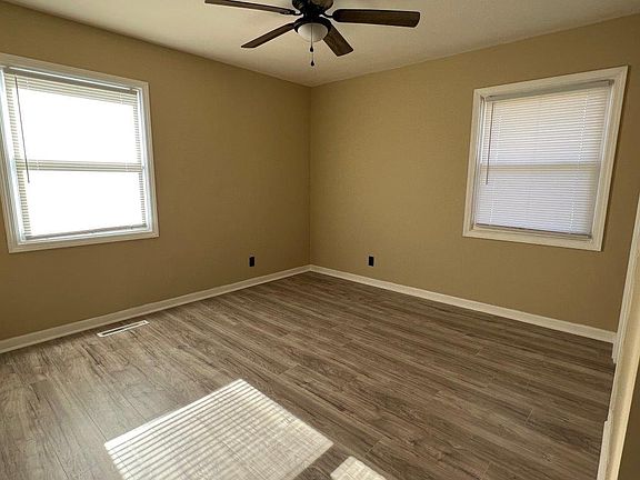 3rd image of 408 Brooke Dr