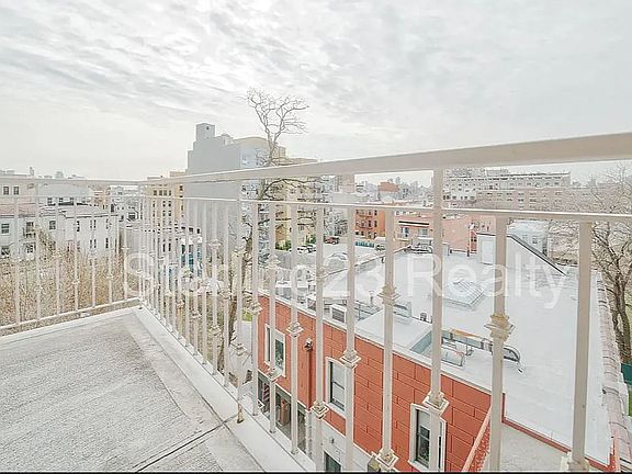2nd image of 2550 Crescent St APT 4