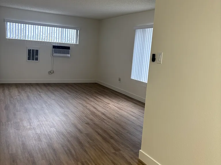 PARK ROYAL MANOR — Photo 20