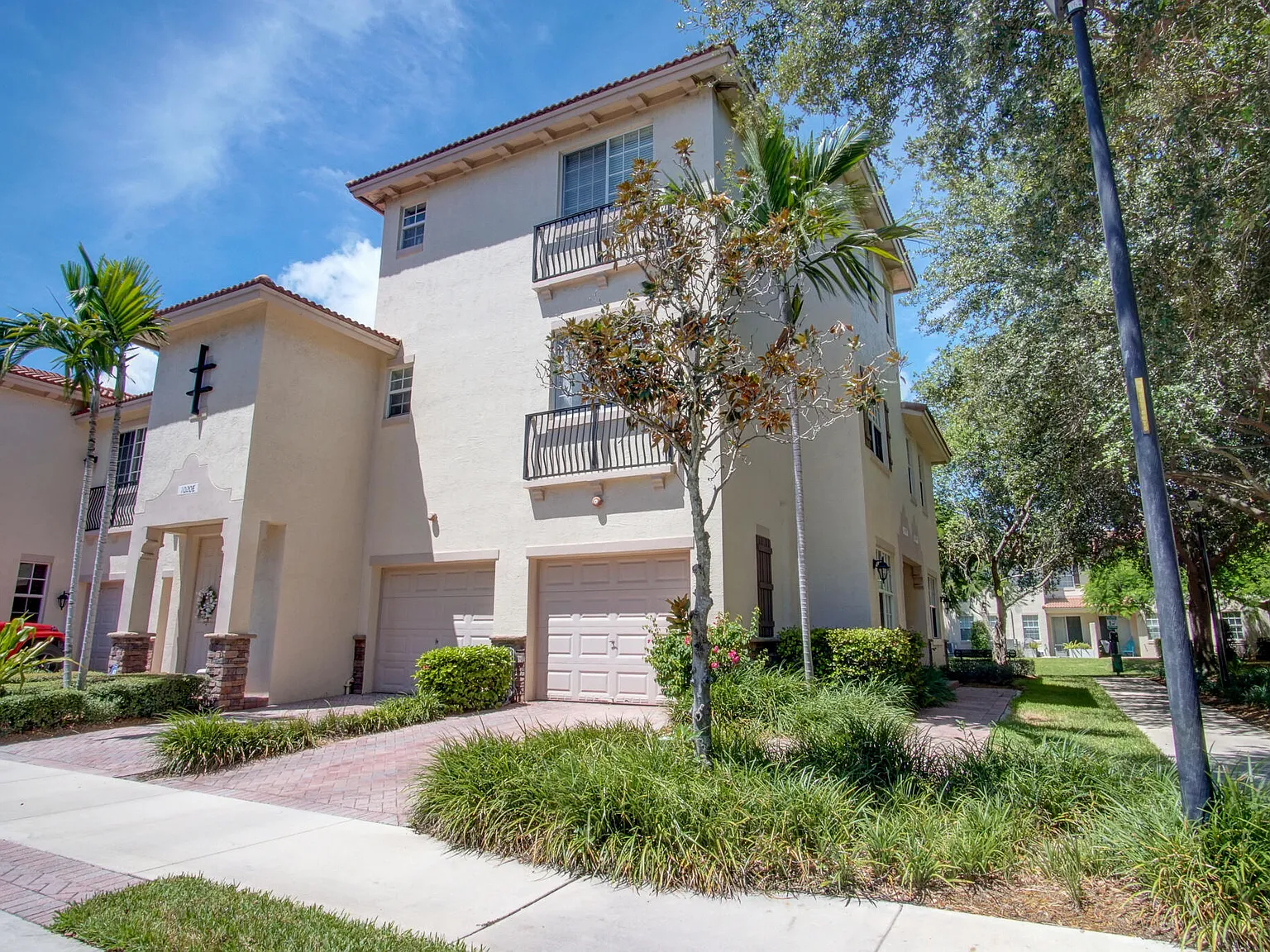 3 bed, 3.0 bath, 1328 sqft, $3,100 — Photo 1