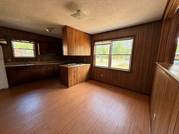 3rd image of 929 Greenbriar Trl