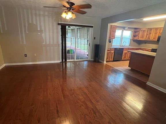 2nd image of 505 Queen Anne Dr