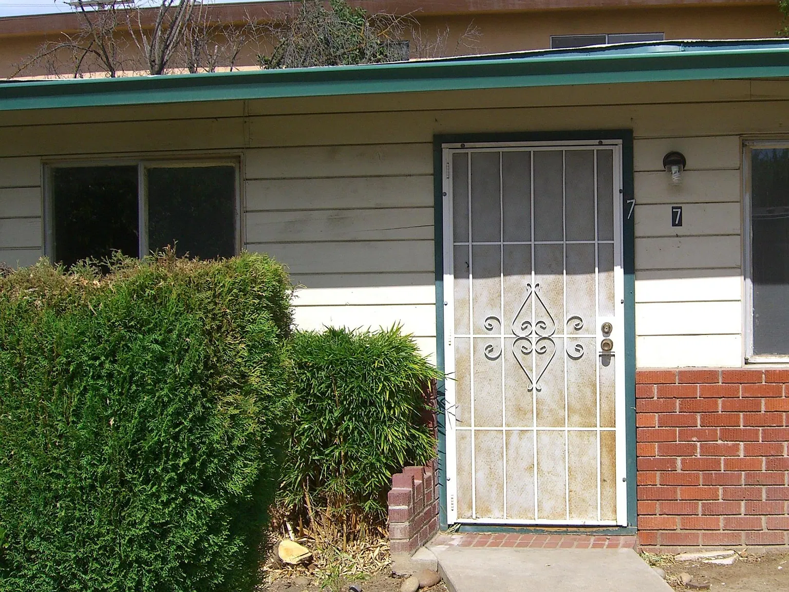 1322 Leonard Ave — Photo 2