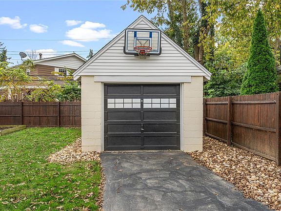 5th image of 114 Oak Knoll Dr