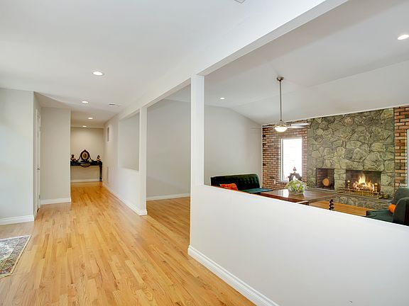 5th image of 8 Grey Birch Ct