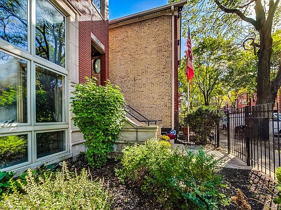 4th image of 1055 N Wood St #3