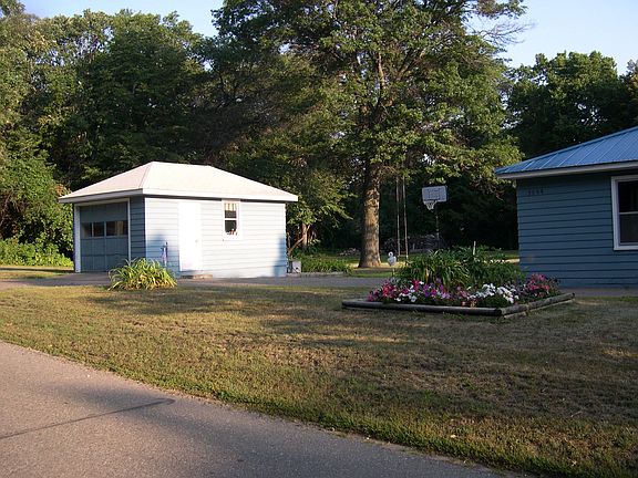 Detached garage