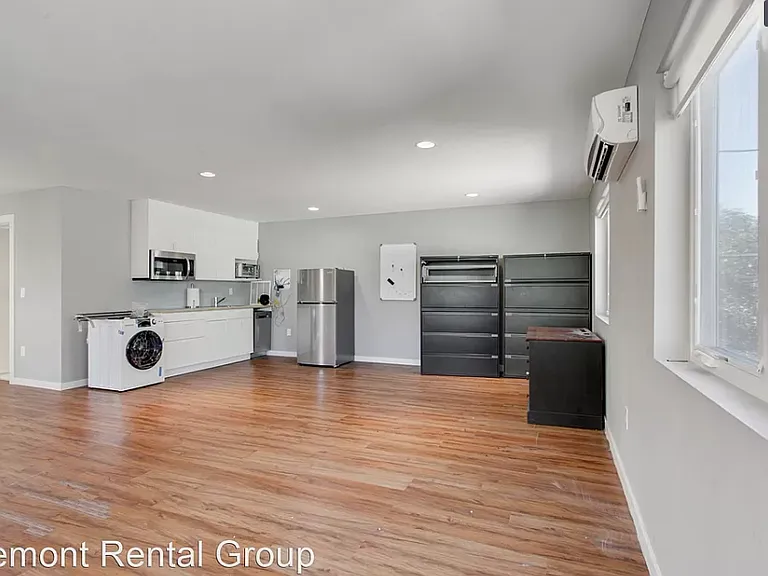1070 33rd St — Photo 11