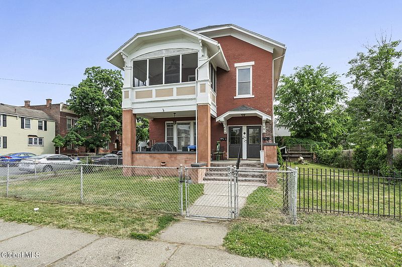 2nd image of 300 16th Street