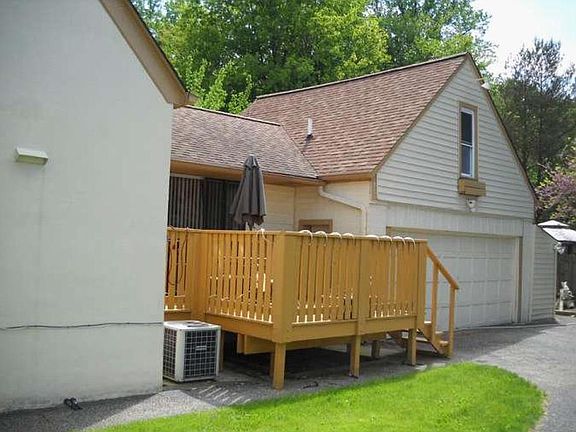 Exterior - Side/Garage