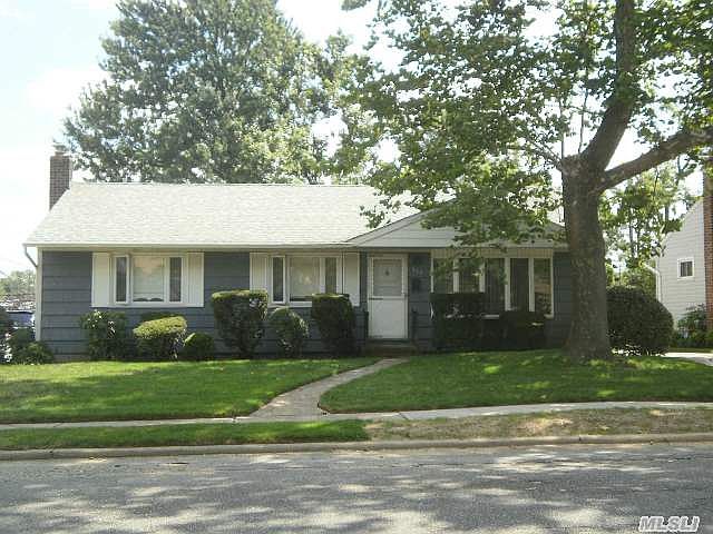 1st image of 933 Lynn Dr