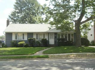 933 Lynn Dr, Valley Stream, NY 11580