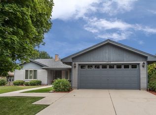 1202 Waltham Ln, Bartlett, IL 60103