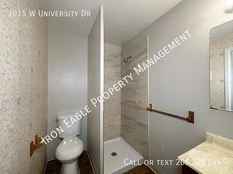 1015 W University Dr — Photo 3
