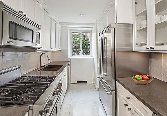 4th image of 200 E 66th St APT B0203