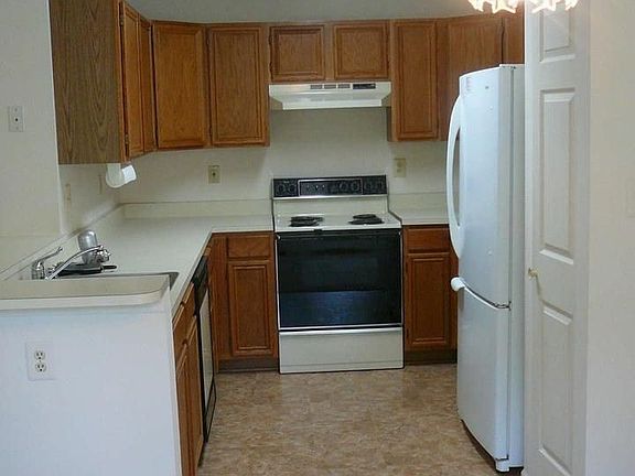 5th image of 26 Surrey Ln #115