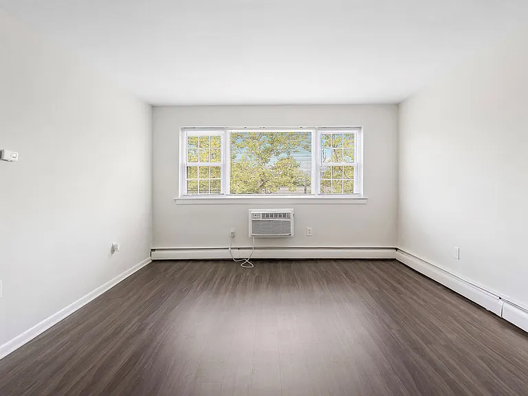 Carriage House Apartments — Photo 4