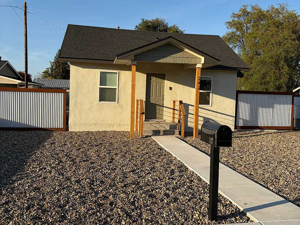 247 7th Ave N