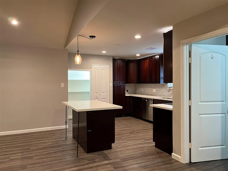 304 S Shadowbend Ave — Photo 9
