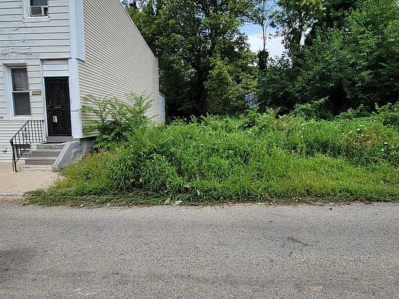 2nd image of 1003 W Dakota St