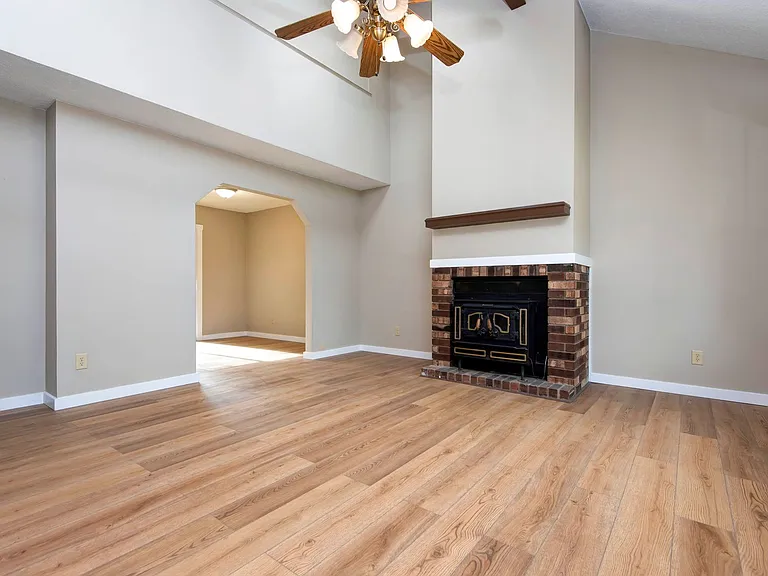4444 S Robberson Ave — Photo 3