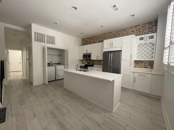 725 S Laflin St APT 1S, Chicago, IL 60607