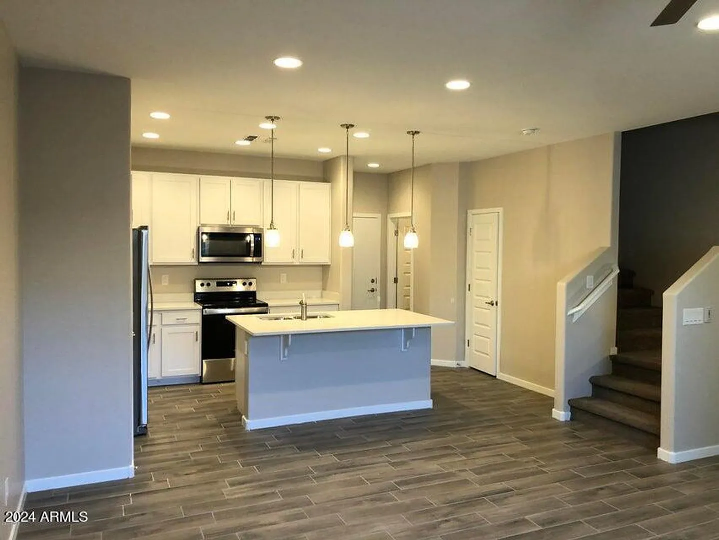 Tempe Townhome 3 bedrooms & 2.5 baths with 2-car garage — Photo 2
