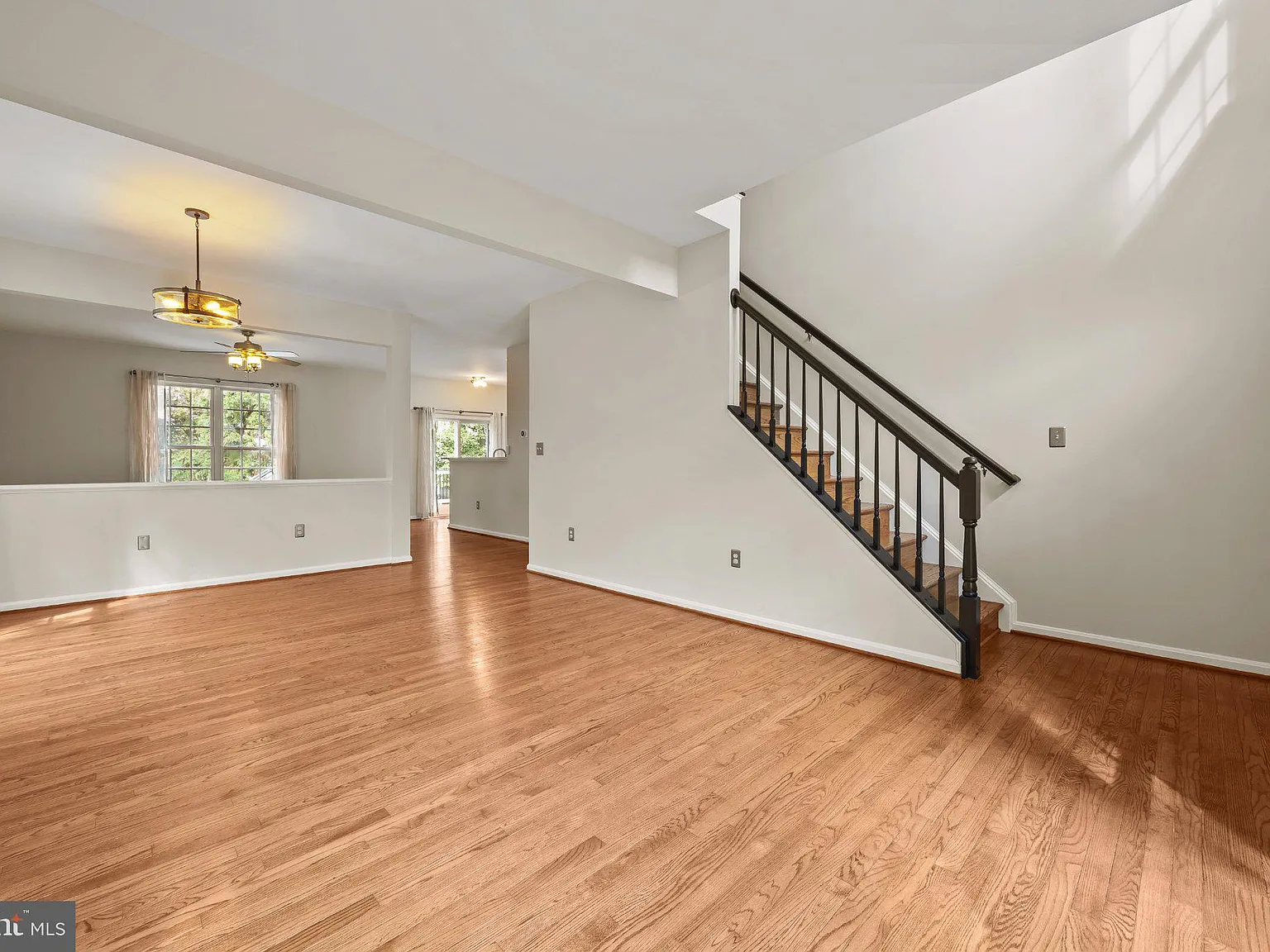 4 bed, 2.5 bath, 2420 sqft, $3,500 — Photo 2