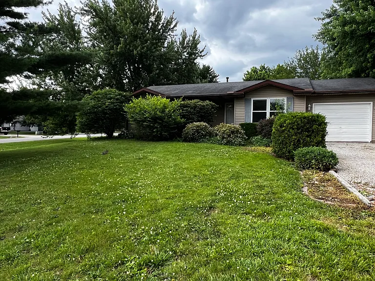 515 Valley View Dr — Photo 2