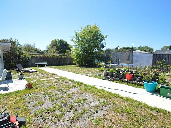 5th image of 3925 Iroquois Ave