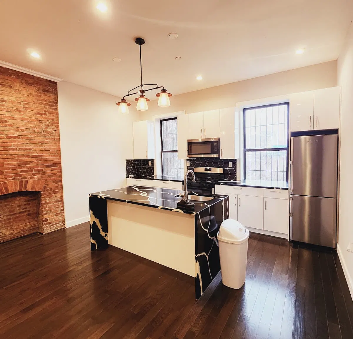 3 bed, 1050 sqft, $4,825 — Photo 1