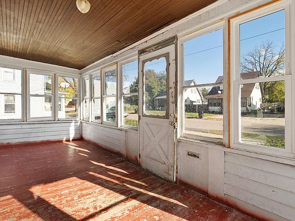 4th image of 1246 Dewey Ave