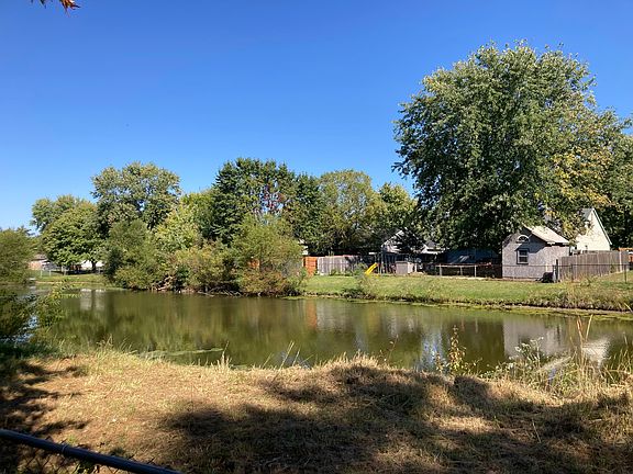 3rd image of 7433 Pebblebrooke East Dr