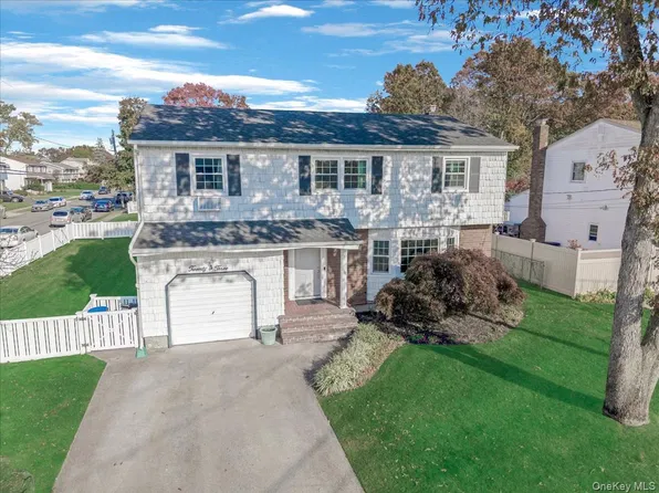 23 Paul Court, North Babylon, NY 11703