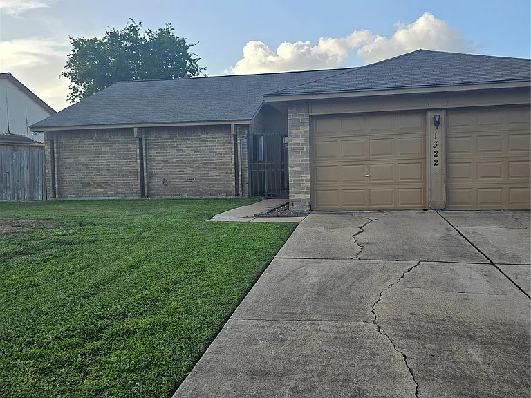 1322 Fieldstone Dr — Photo 2