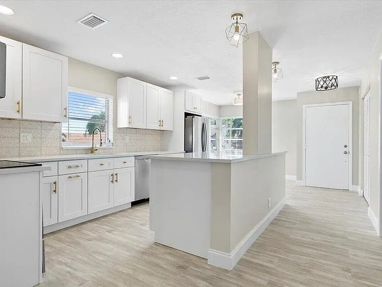 13921 Royal Palm Ct #D — Photo 5
